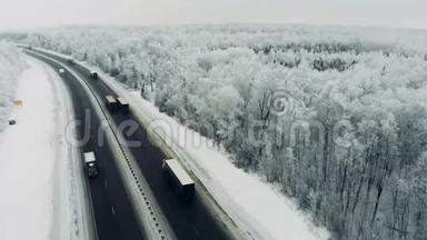 公路交通在冬季中，在一个多风的寒冷的雪天。